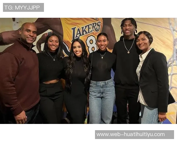 瓦妮莎携子女与坎迪斯帕克共赏道奇队晋级世界大赛精彩瞬间