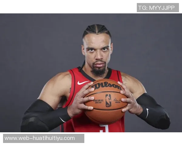 布克专注提升低位背身单打技巧关键时刻展现个人能力